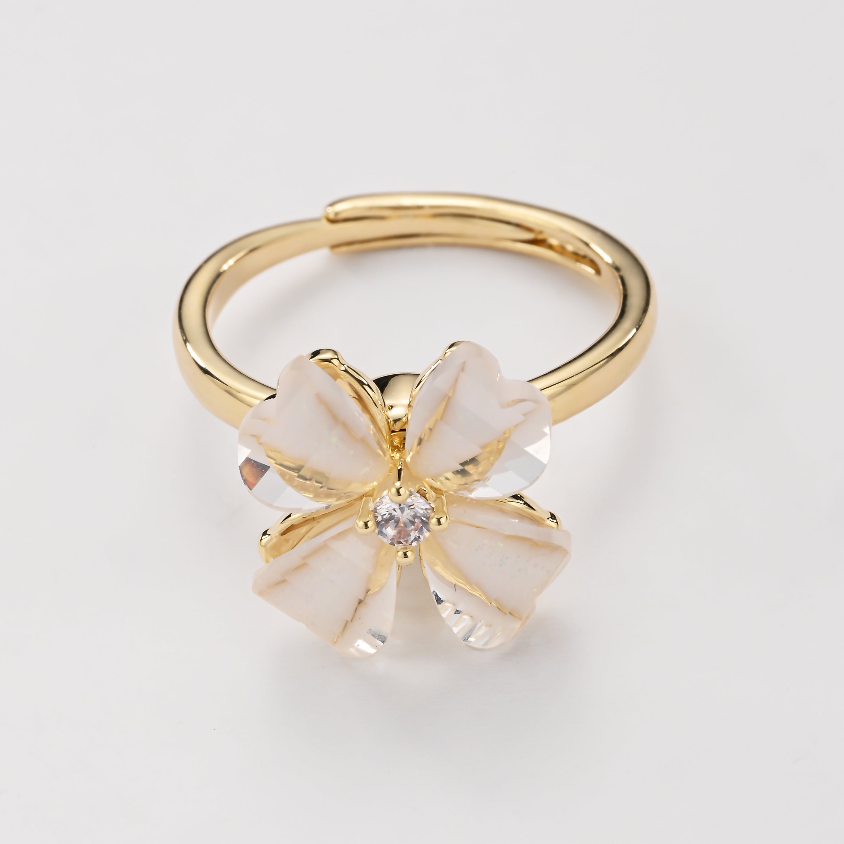 Anillo de oro con flor de cristal