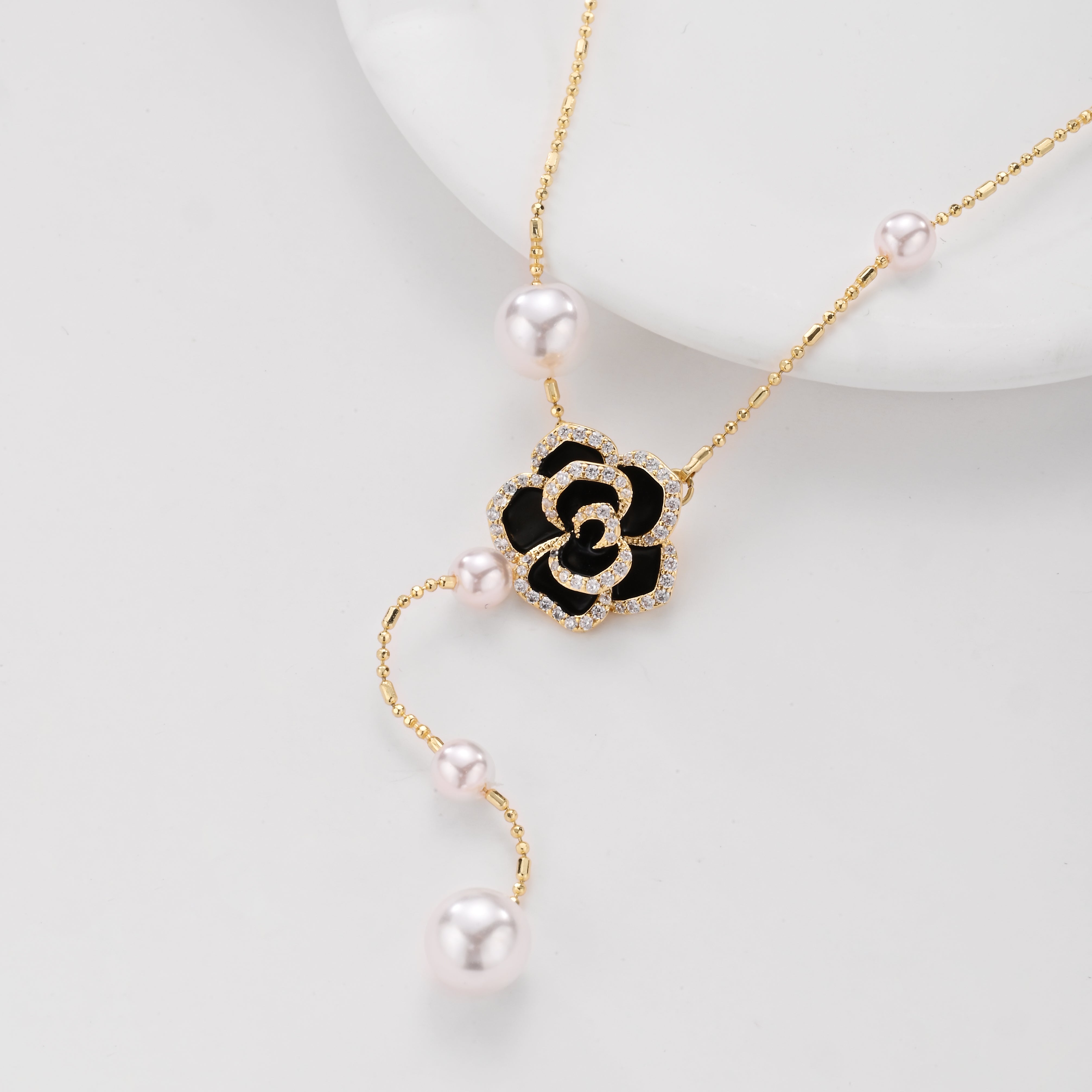 Collar de perla y rosa