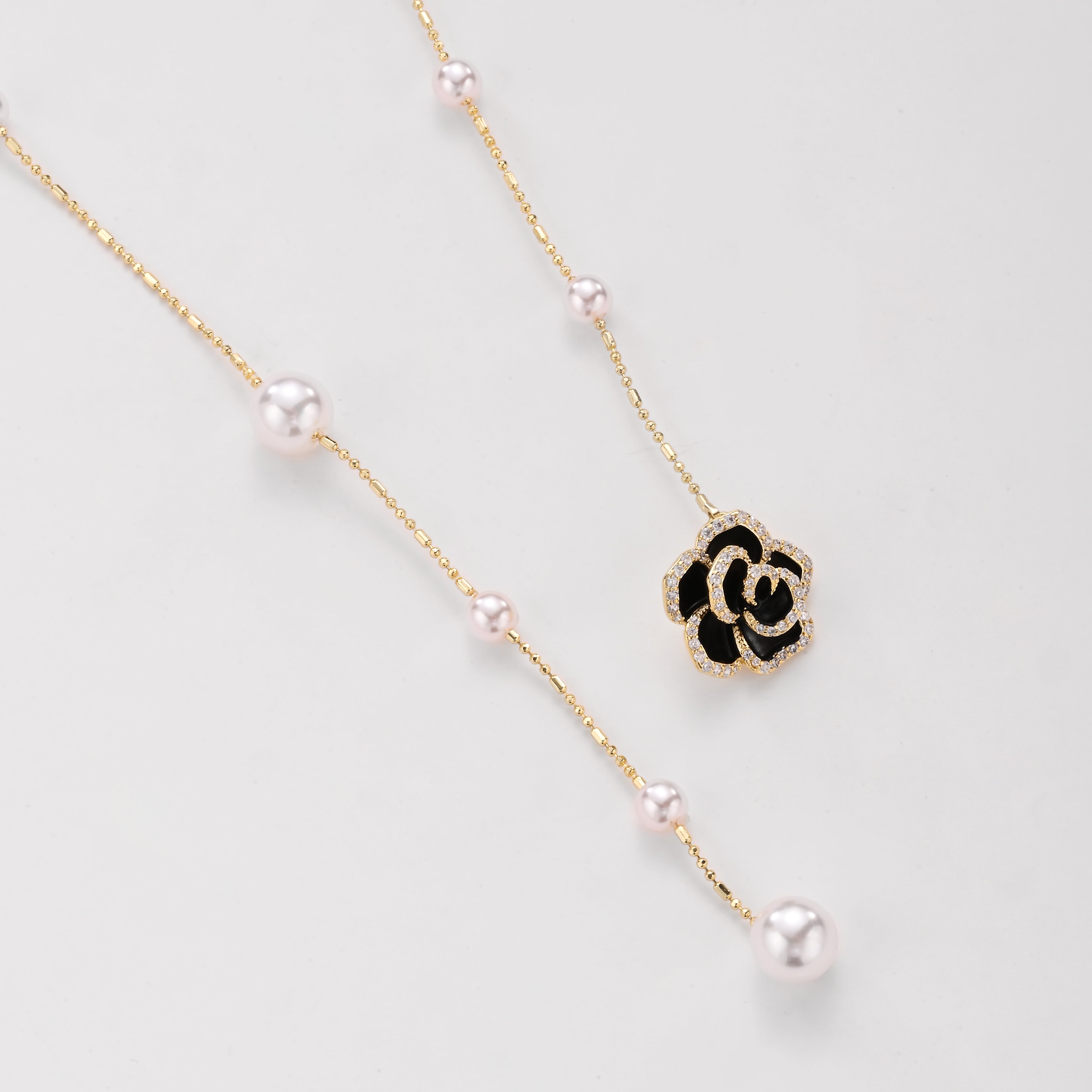 Collar de perla y rosa
