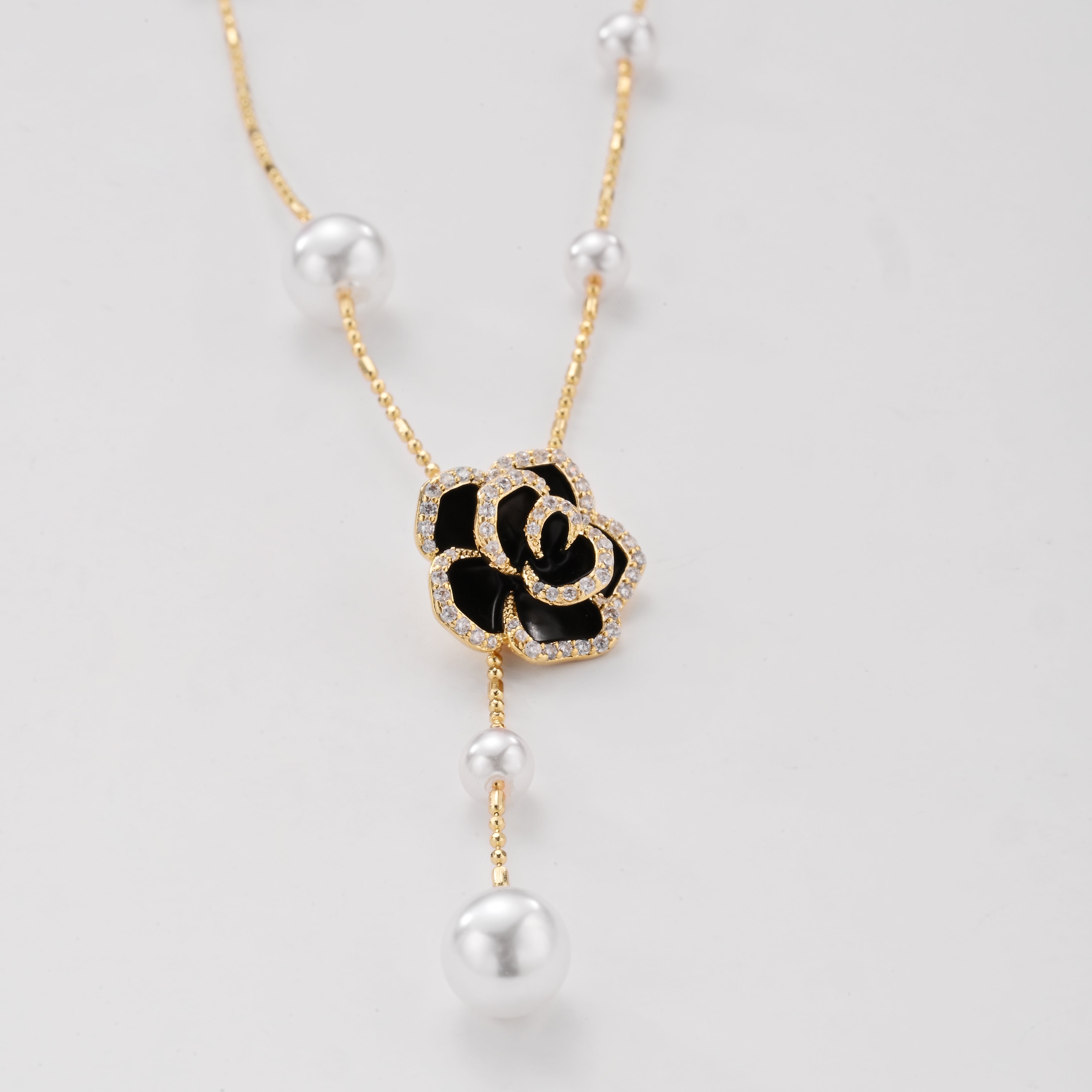 Collar de perla y rosa