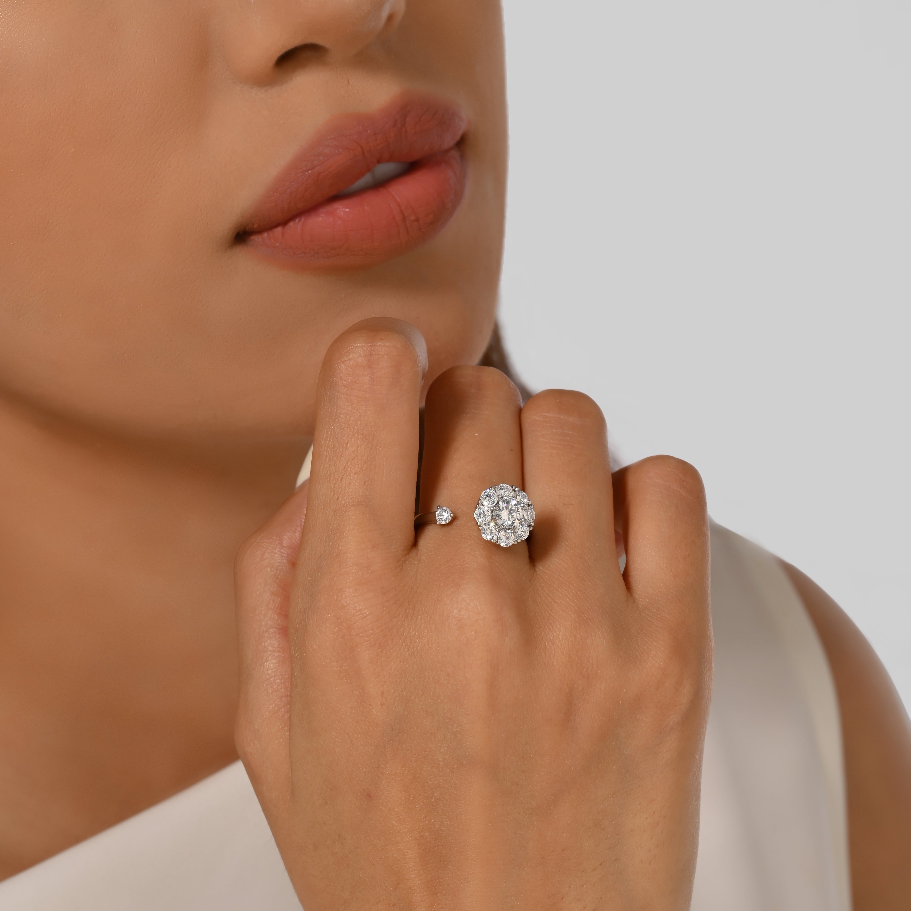 Anillo abierto con flor de cristal
