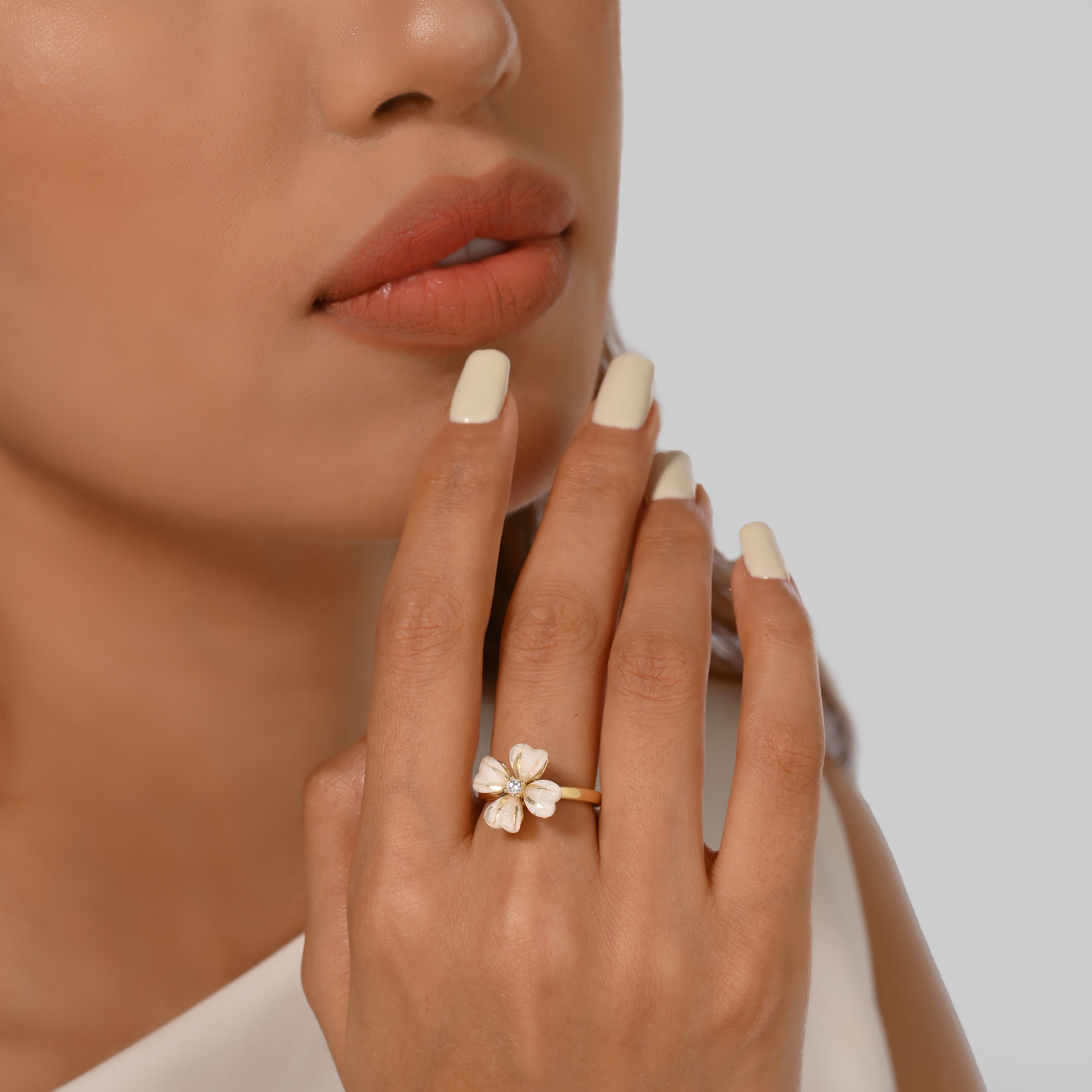 Anillo de oro con flor de cristal