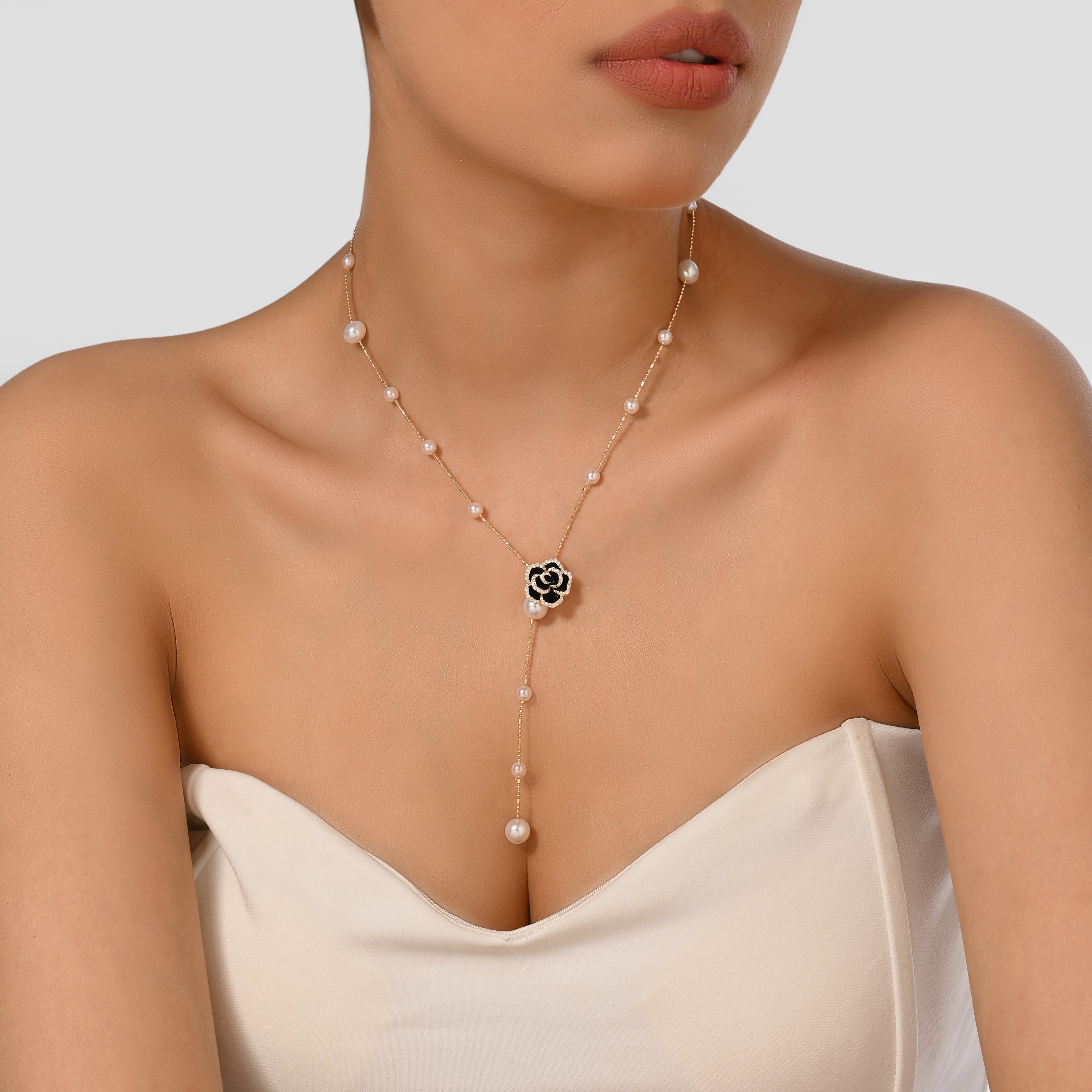 Collar de perla y rosa