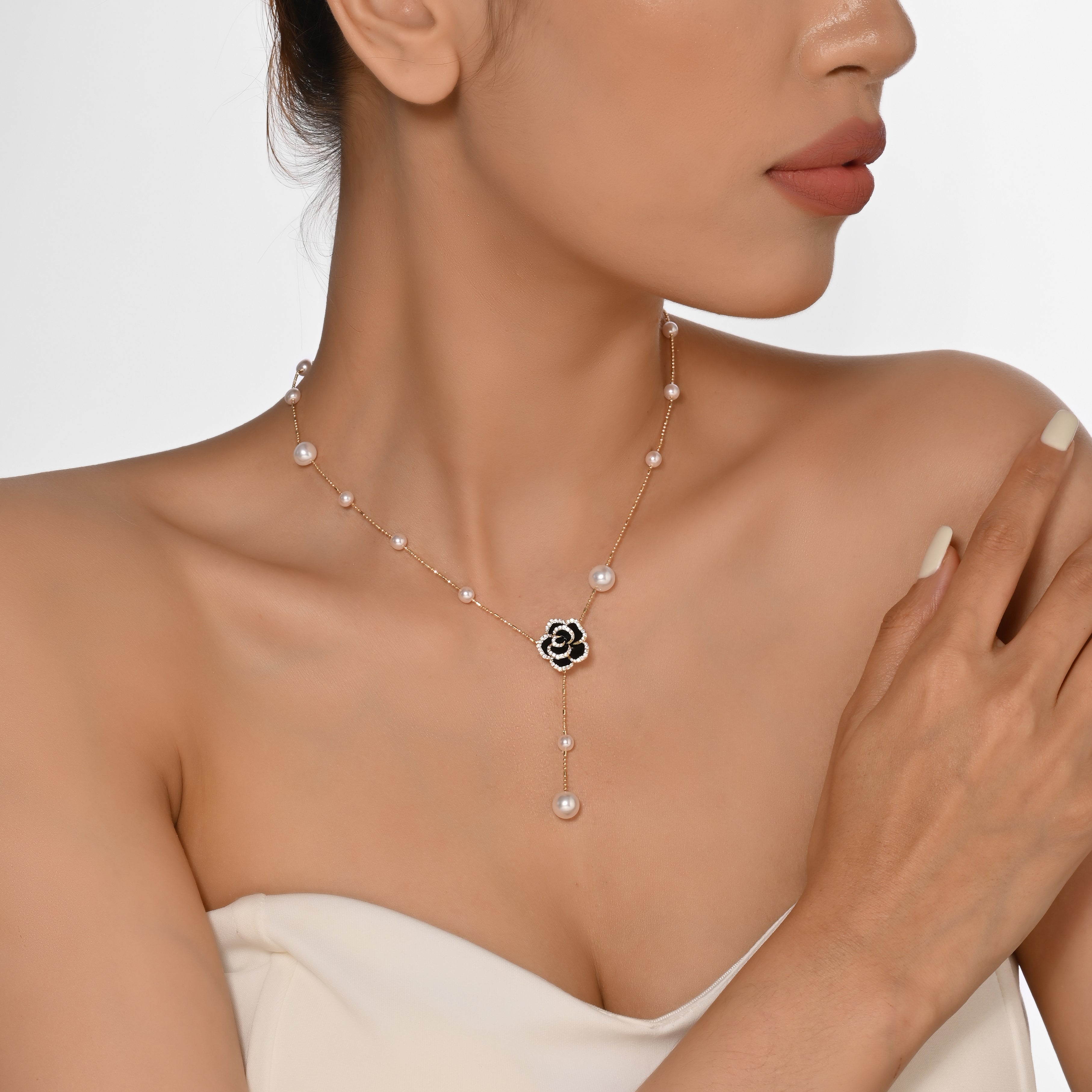 Collar de perla y rosa