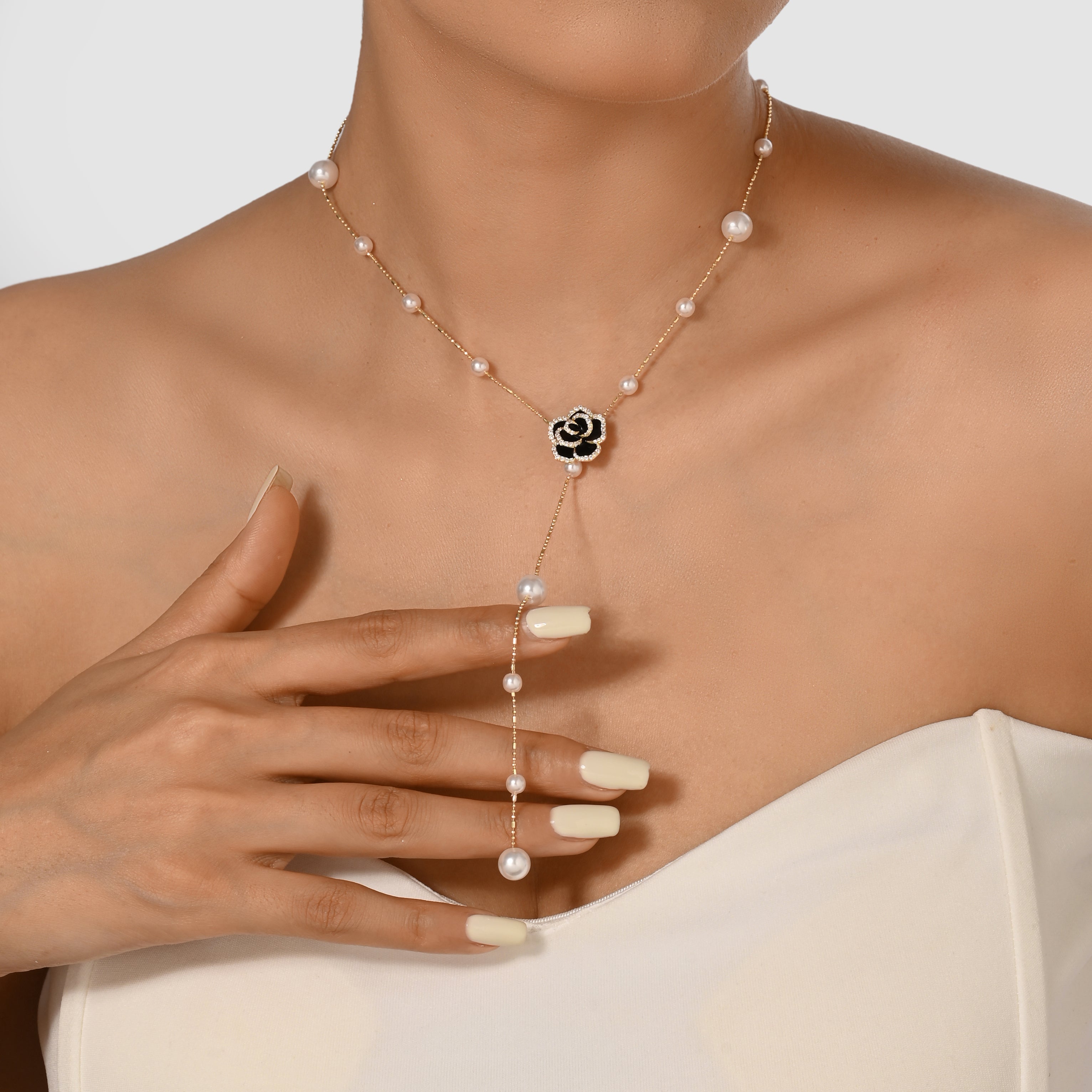 Collar de perla y rosa