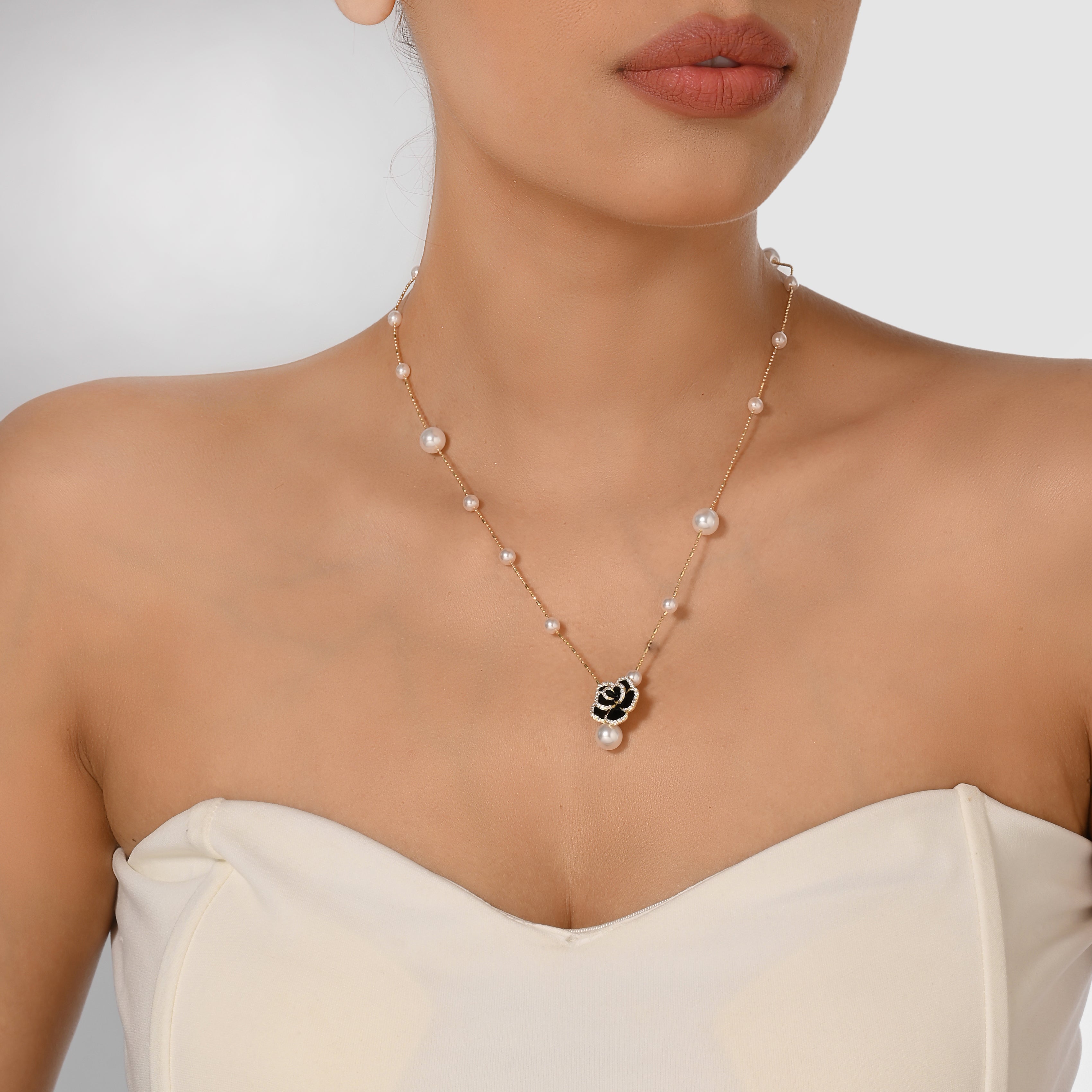 Collar de perla y rosa