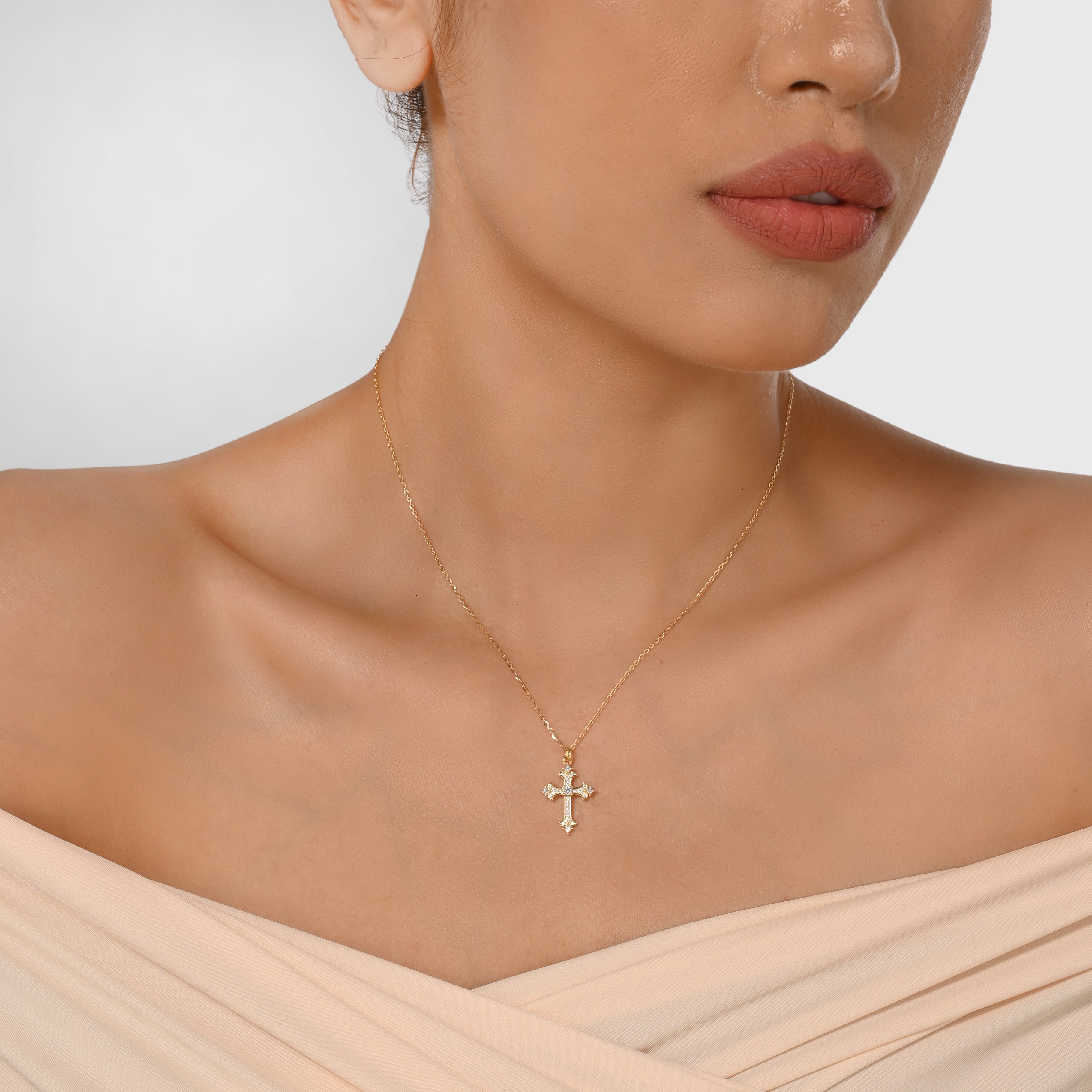 Collar con colgante de cruz de cadena trenzada de plata