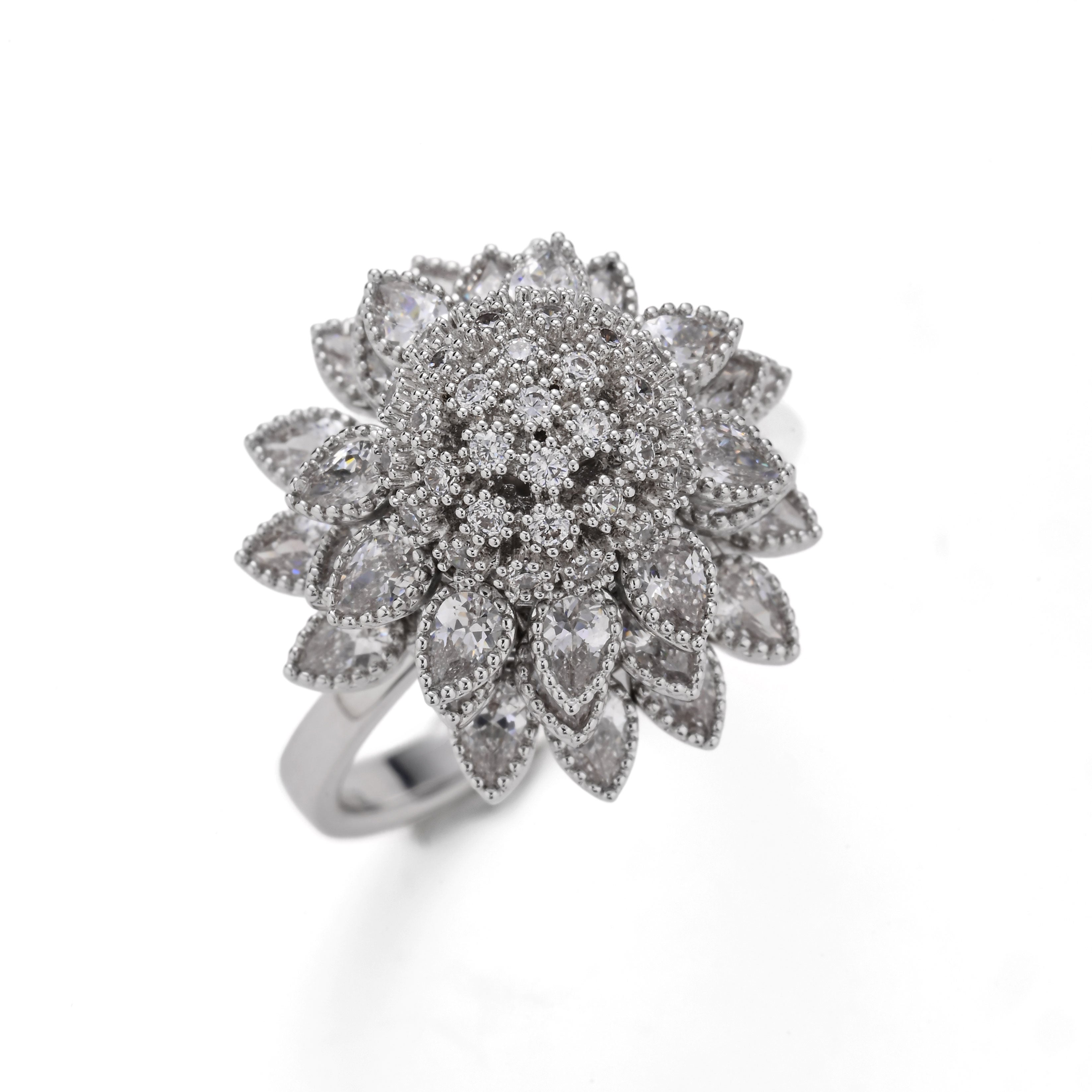 Anillo de flor de cristal