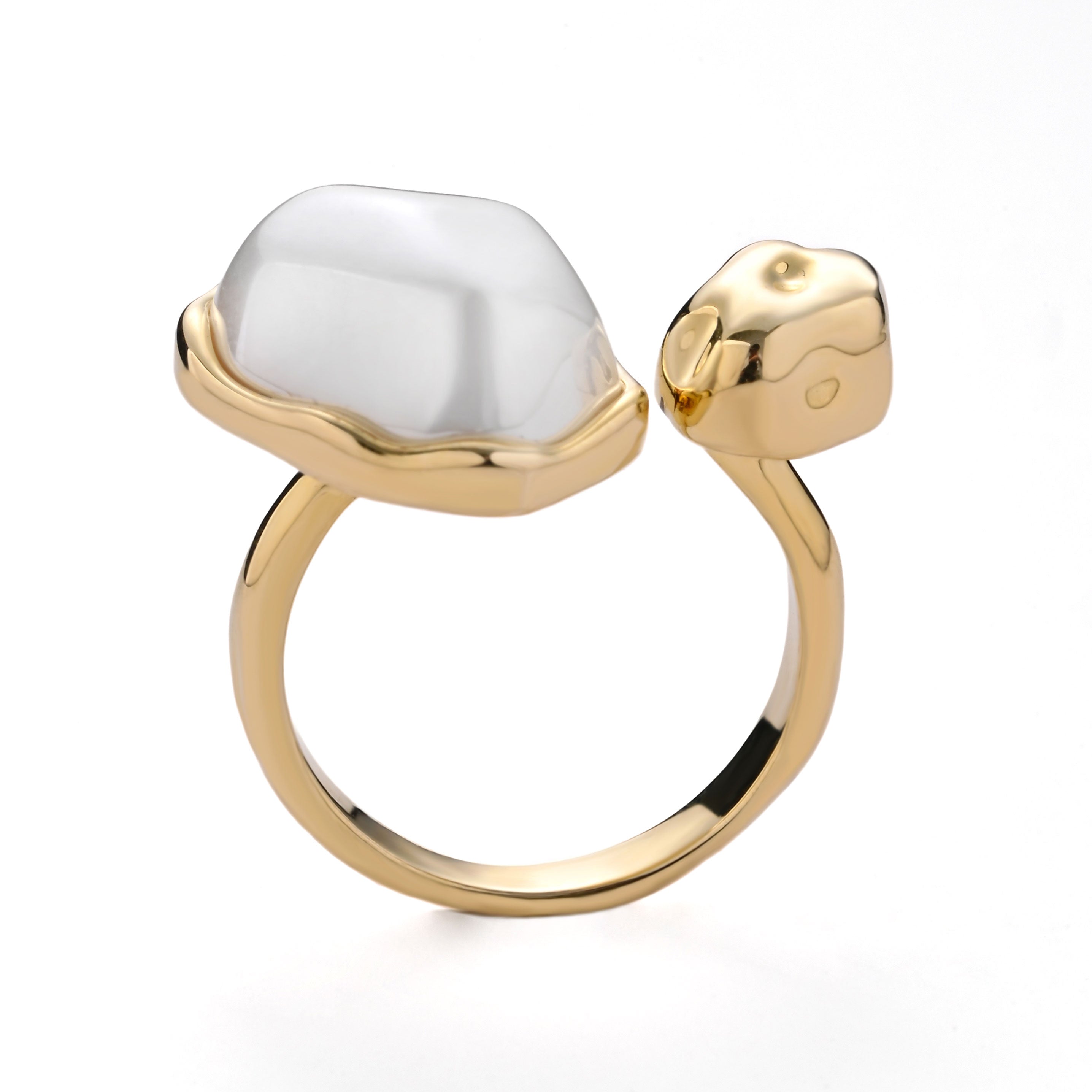 Anillo llamativo de oro y luz de luna